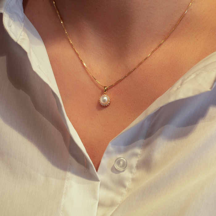 Ocean Pearl halskæde i forgyldt sølv båret på model