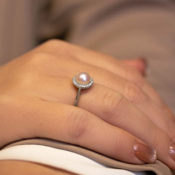 Ocean ring med perle og diamanter båret på hånd
