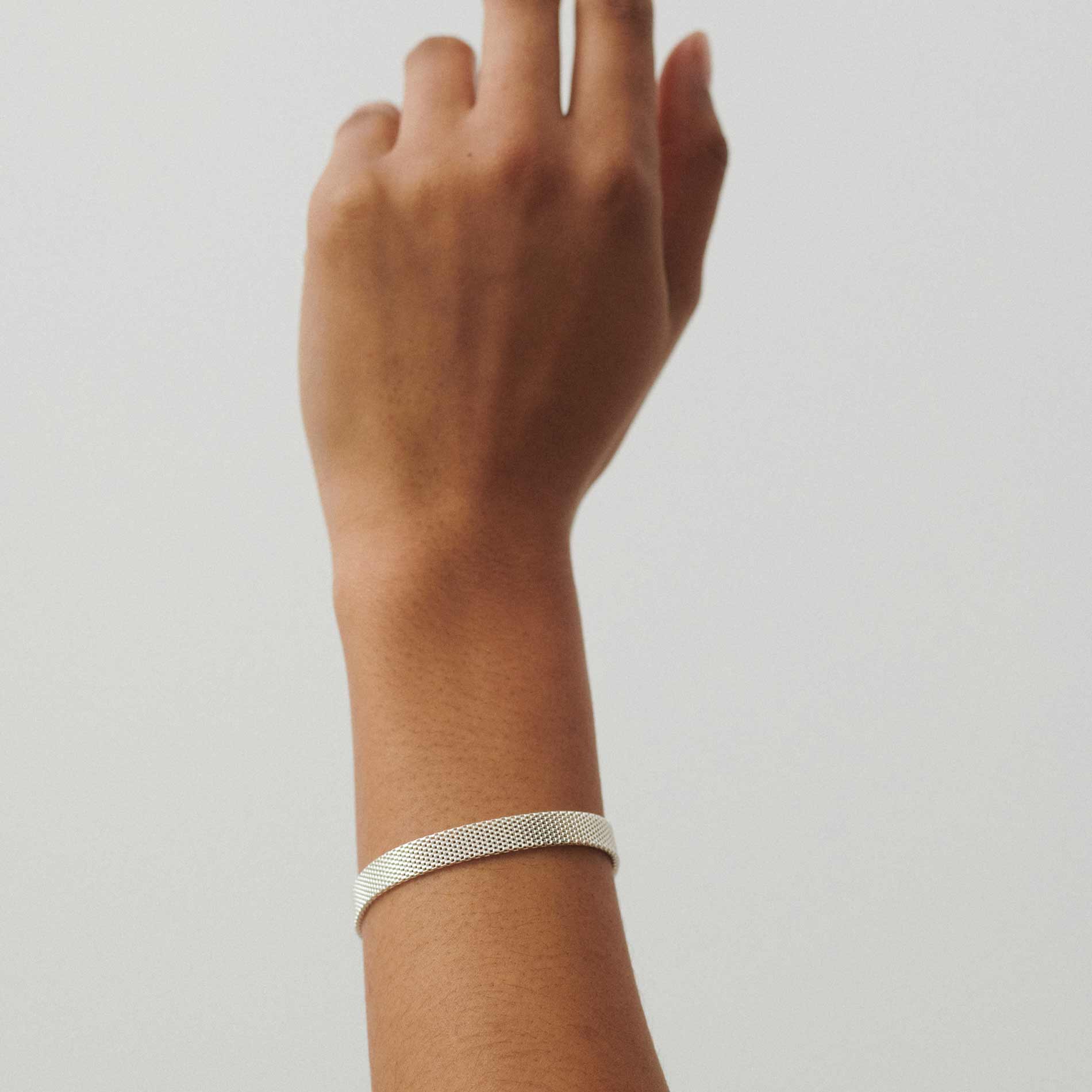 Sølv armbånd i bredt design fra Pernille Corydon på model