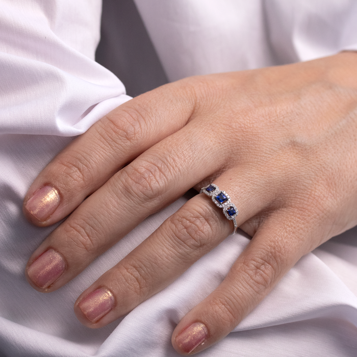 Ring i hvidguld med diamanter og safir