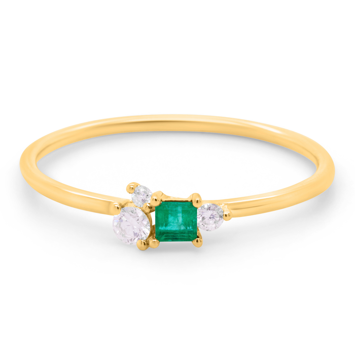 Guldring med tre diamanter og en smaragd