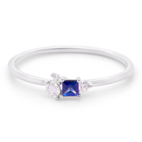Hvidguldring med tre diamanter og en safir