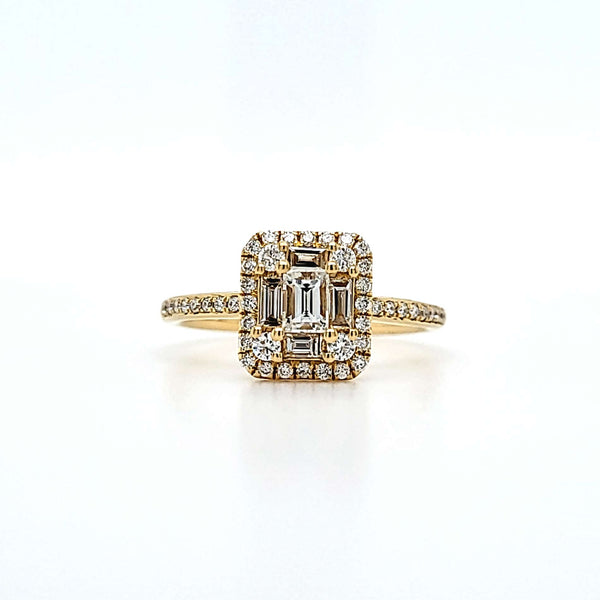 Ring i guld med baguetteslebne diamanter og brillanter, set forfra