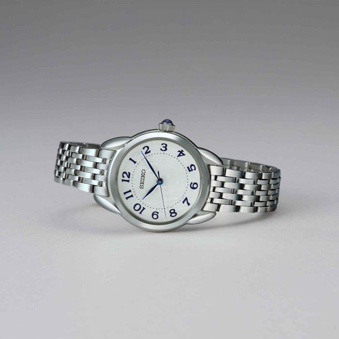 Seiko ur i stål med hvid skive med blå tal