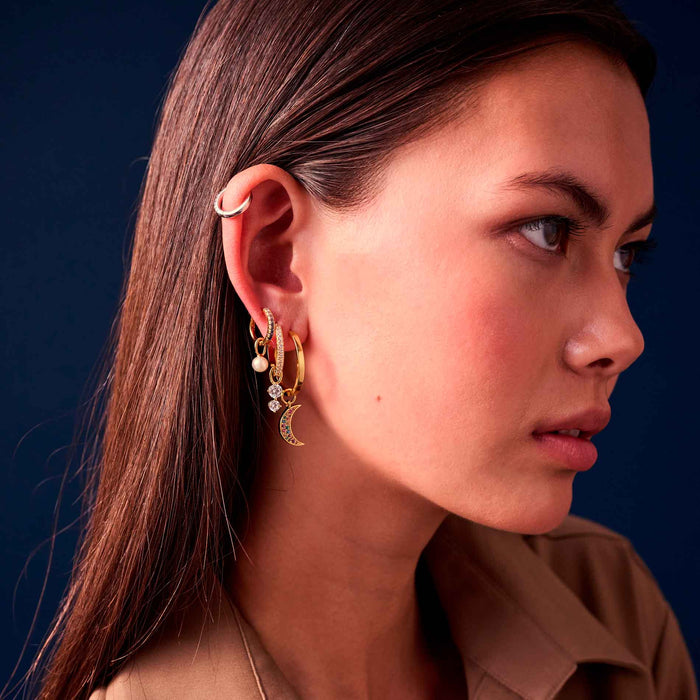 Sif Jakobs Perla Uno ørerings vedhæng i forgyldt, set på model