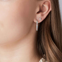 Sif Jakobs Ellera X-Grande øreringe i sterling sølv med pastelfarvet zirkoniaer, 24 mm. Set på model