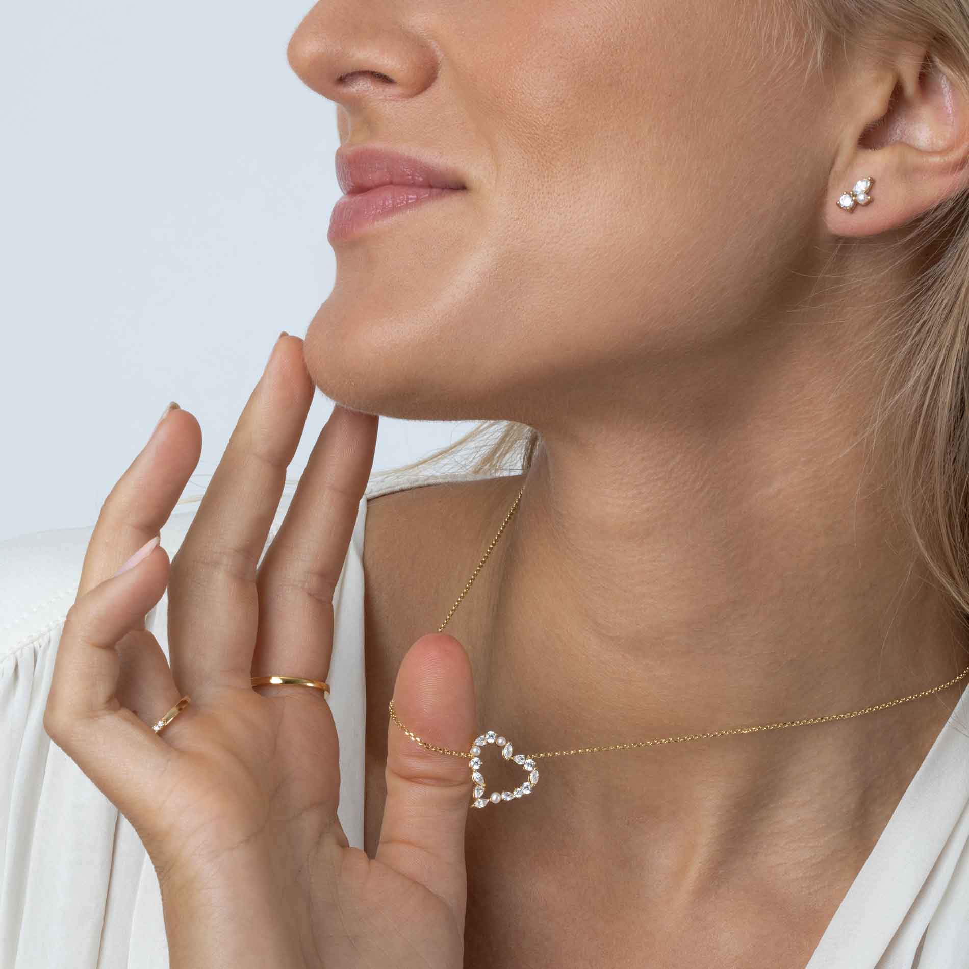 Sif Jakobs Adria Amore halskæde i sølv, set på model