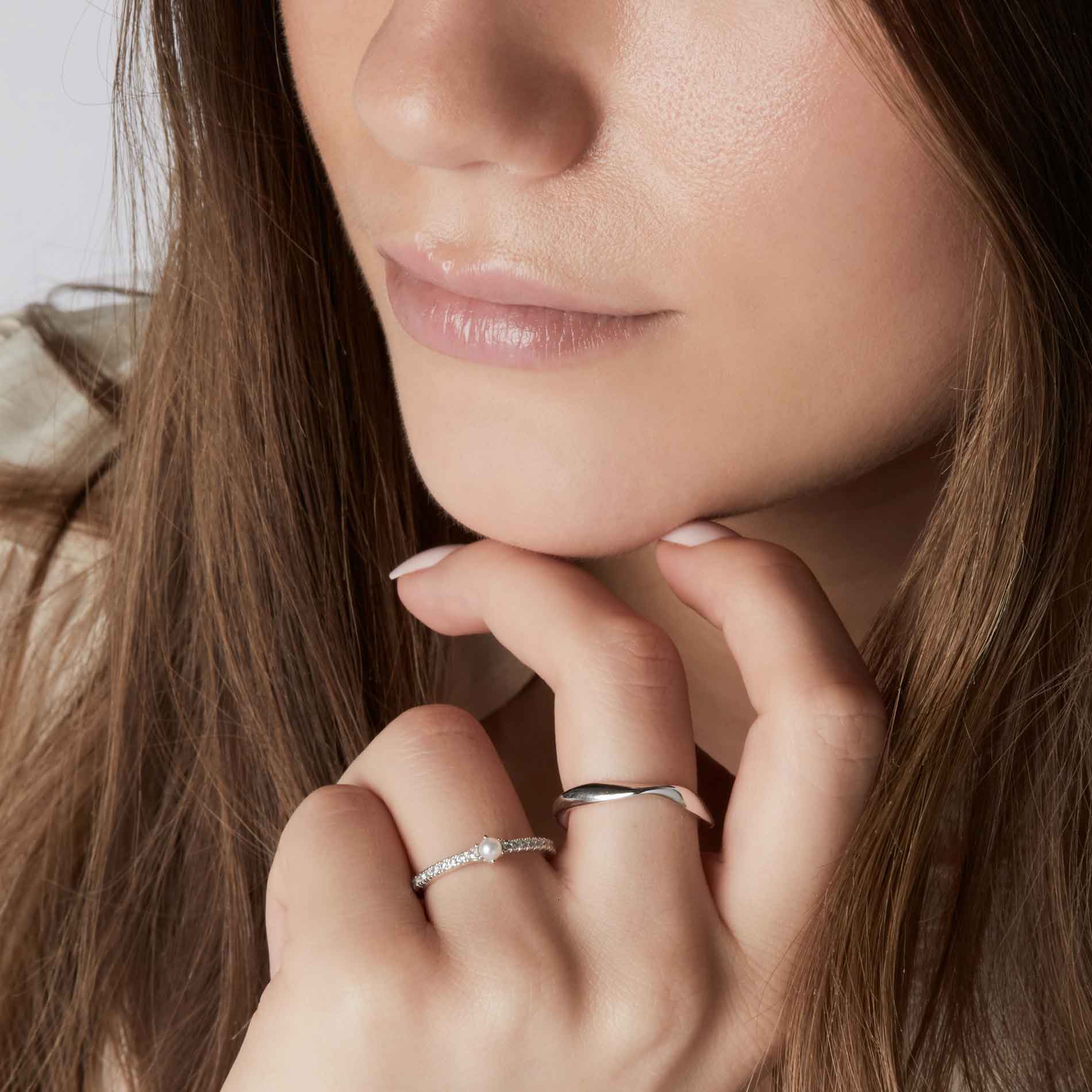 Sif Jakobs Ellera Perla Uno ring i sølv, set på model