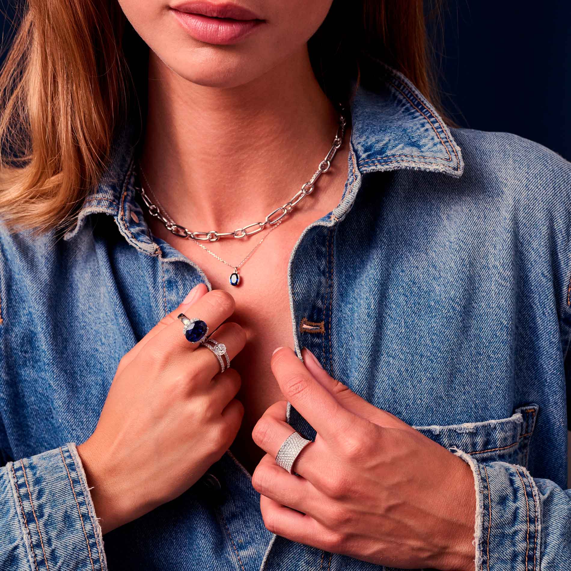 Sif Jakobs Ellisse Grande ring i sølv med blå sten, set på model