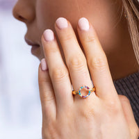 Sif Jakobs Biella Piccolo ring i forgyldt sølv med farverige zirkonia sten, set på model