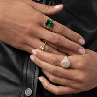 Sif Jakobs Roccanova Piccolo ring med grøn sten, set på model