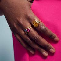 Sif Jakobs Ellera Quadrato ring i forgyldt med lyserød sten, set på model