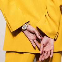 Sif Jakobs Valeria ur i two-tone guld/stål, set på model