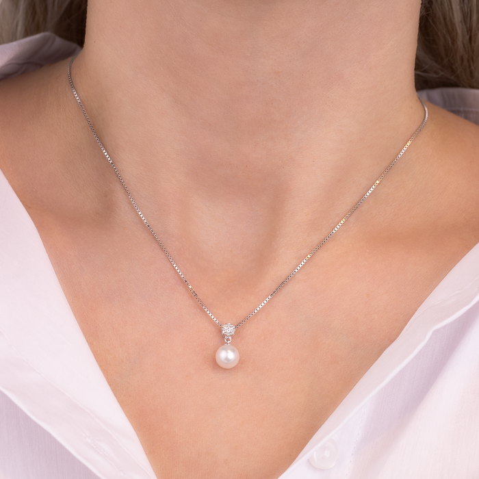 Diamantvedhæng i 18 karat hvidguld med perle på sølv kæde