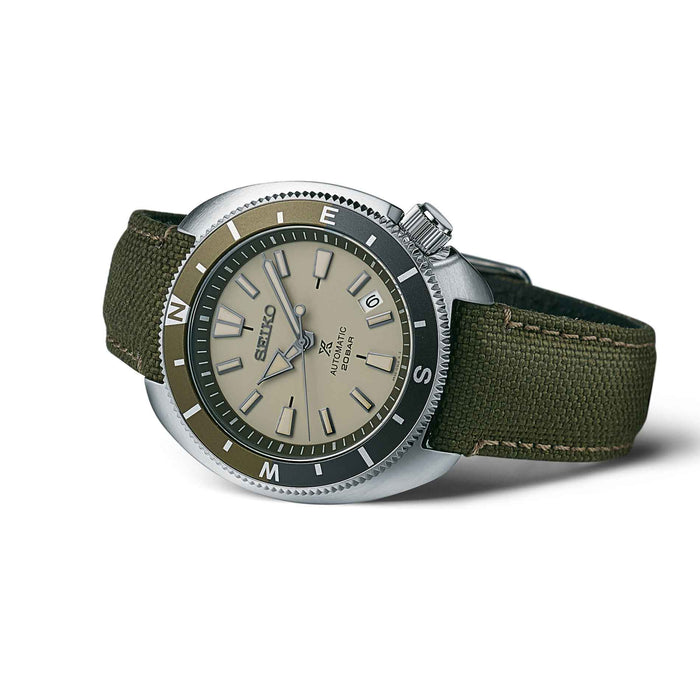 Seiko herreur i stål med grøn canvasrem. Uret ses liggende.