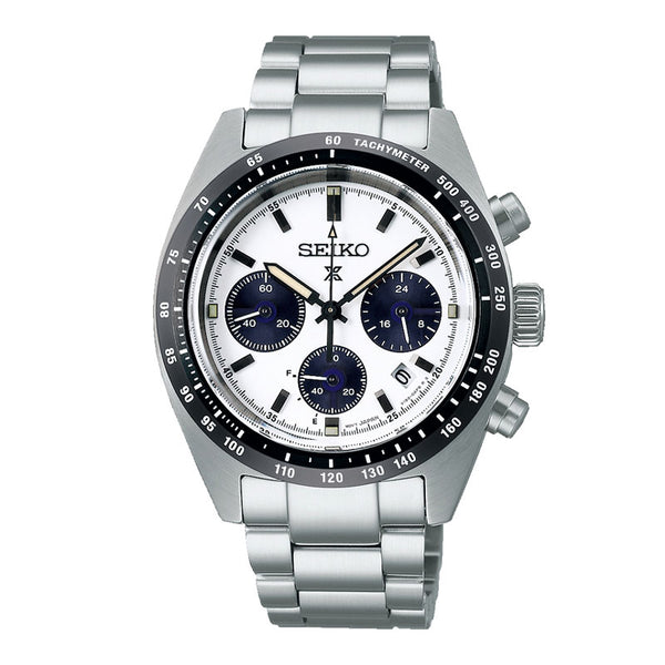 Seiko herreur i stål med hvid urskive med tre sorte chronographer. Uret ses forfra.