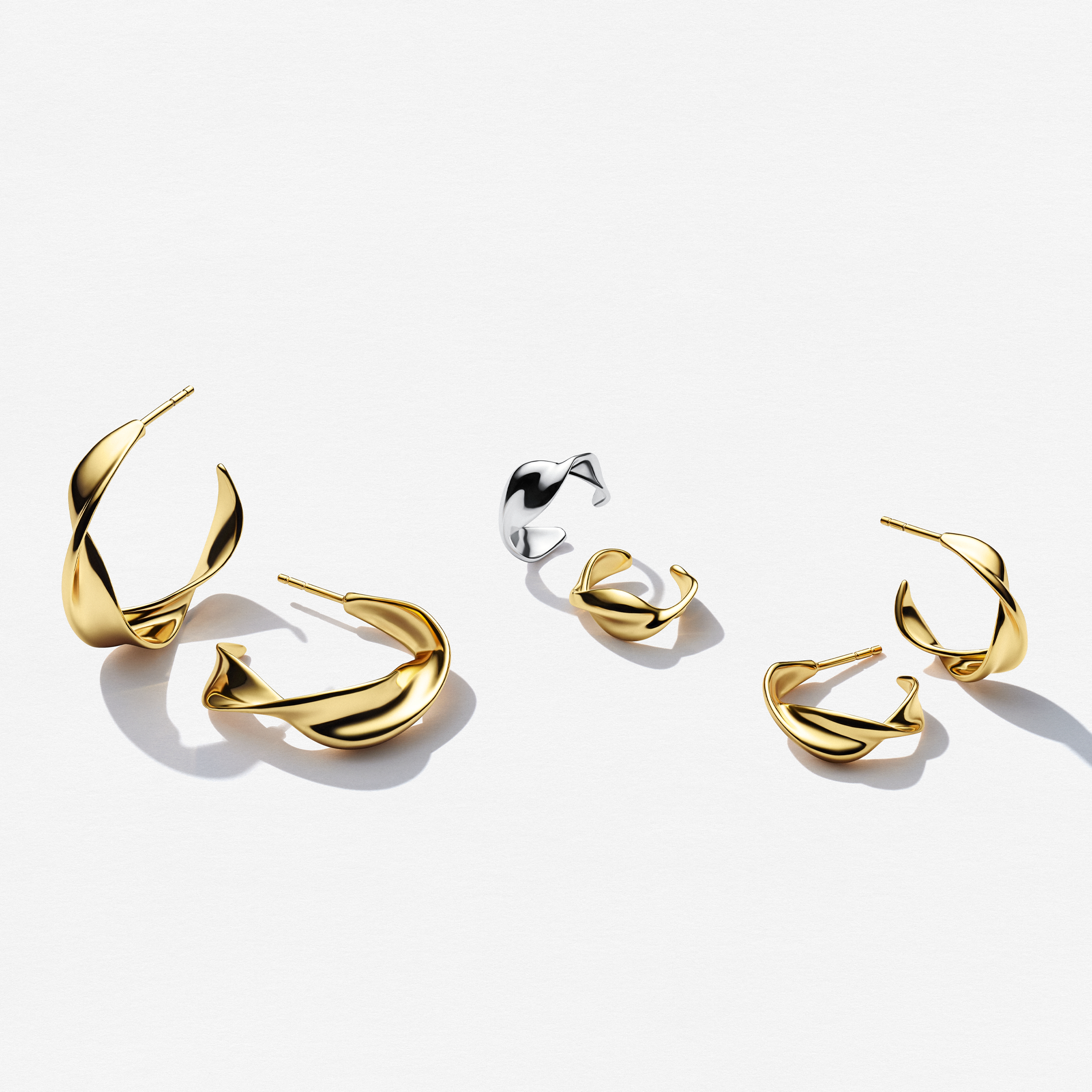 Sif Jakobs Foglia forgyldte ear cuff vist sammen med andre smykker