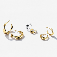 Sif Jakobs Foglia forgyldte ear cuff vist sammen med andre smykker
