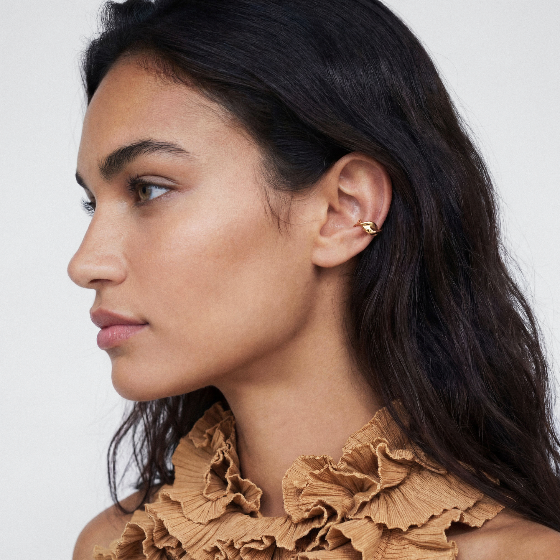 Sif Jakobs Foglia ear cuff i forgyldt båret på øret
