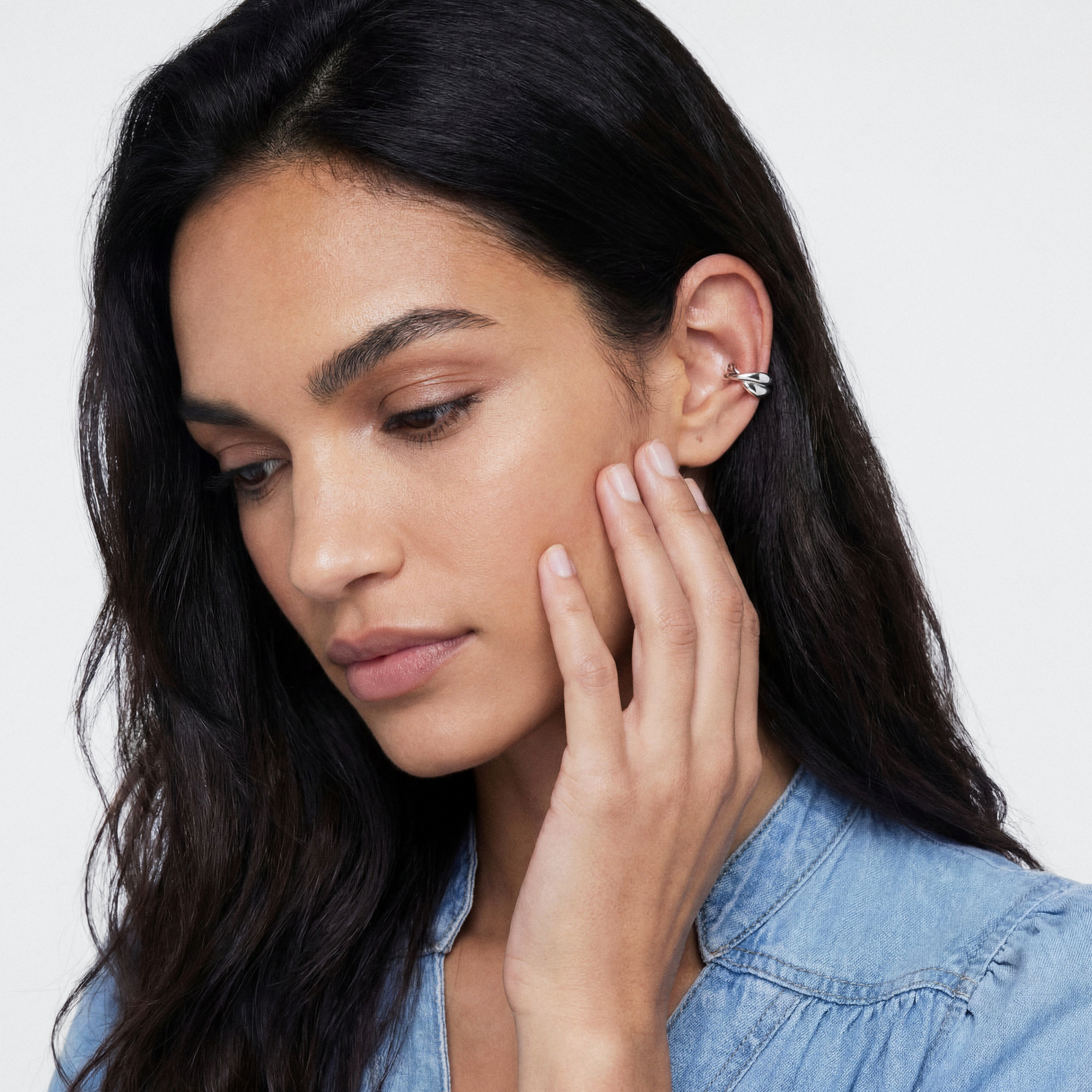 Sif Jakobs Foglia ear cuff i sølv båret på øret