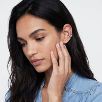 Sif Jakobs Foglia ear cuff i sølv båret på øret