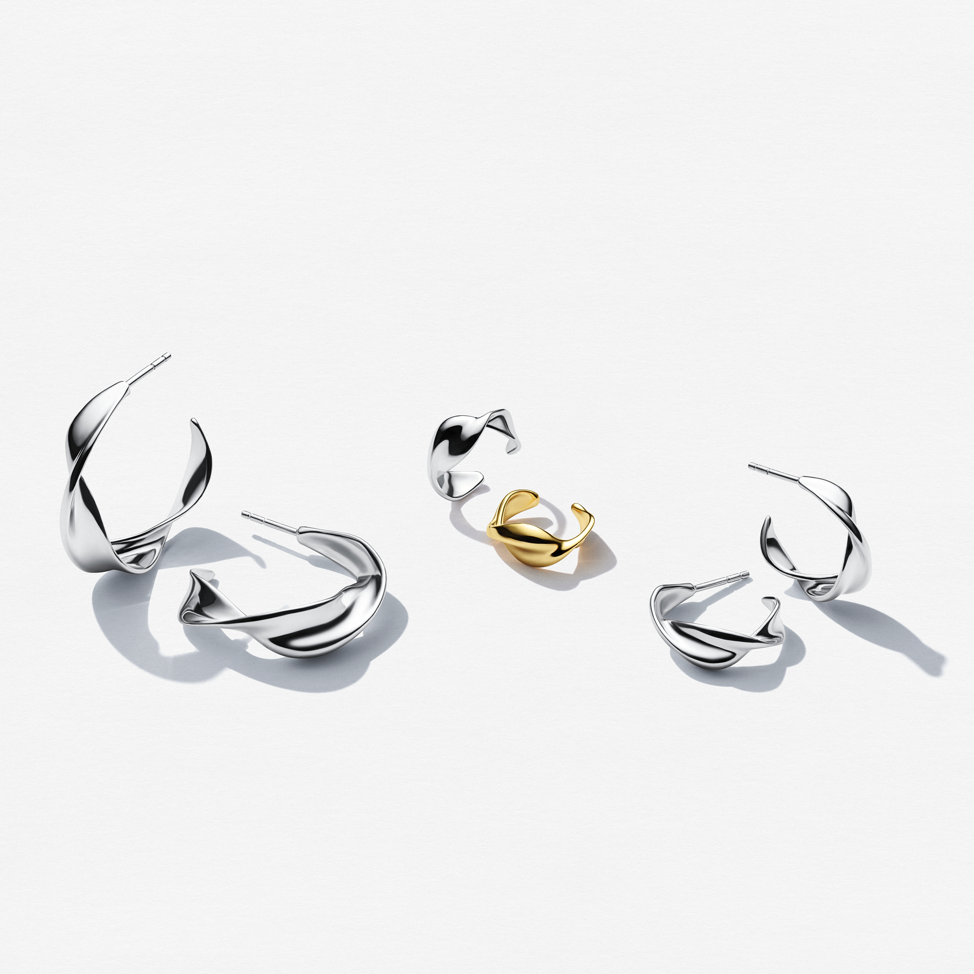 Sif Jakobs Foglia ear cuff i sølv stylet sammen med andre øreringe
