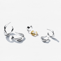 Sif Jakobs Foglia ear cuff i sølv stylet sammen med andre øreringe