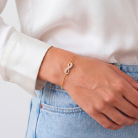 Sif Jakobs Infinito armbånd i forgyldt design med infinity-symbol og hvide zirkonia