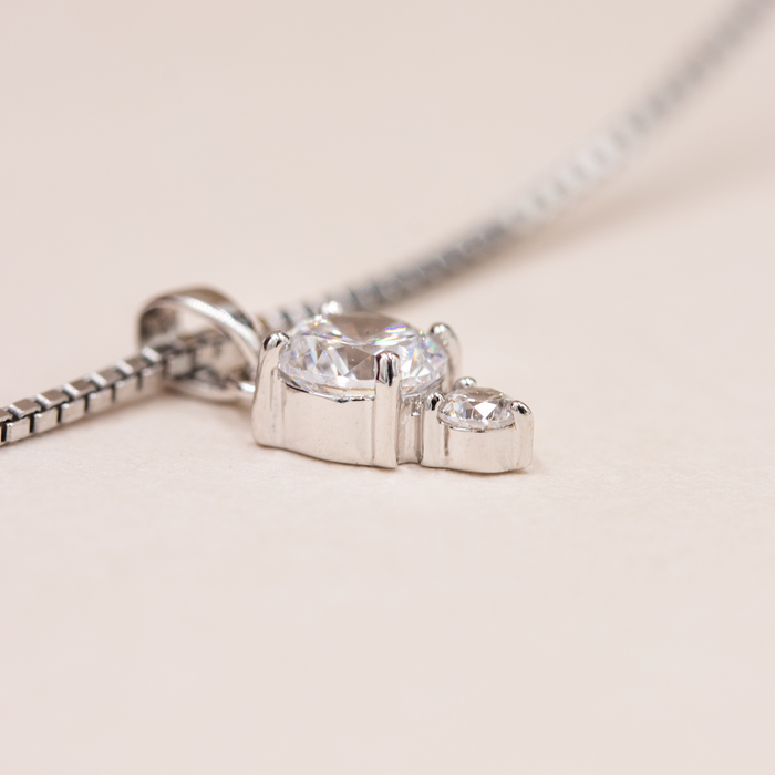 Nærbillede af Snowdrop vedhæng i sterling sølv med brillantslebne zirkonia