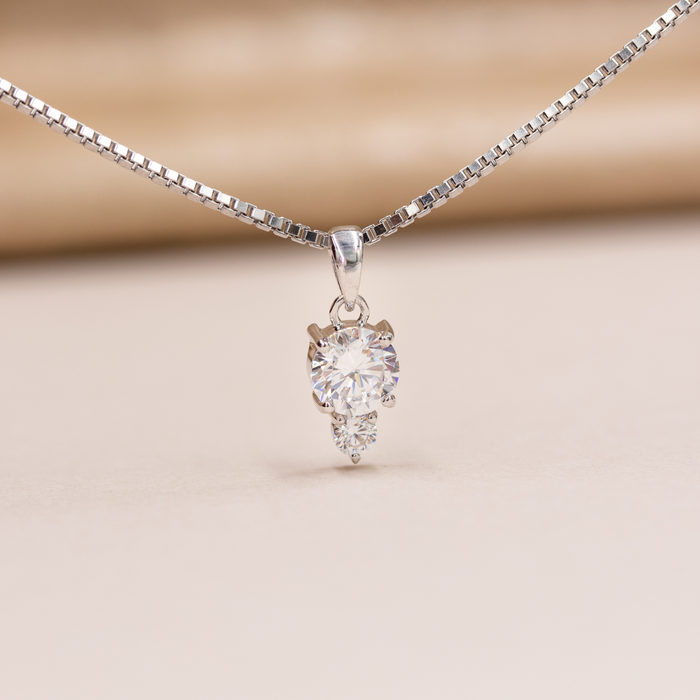 Snowdrop vedhæng i sterling sølv med to zirkonia set forfra