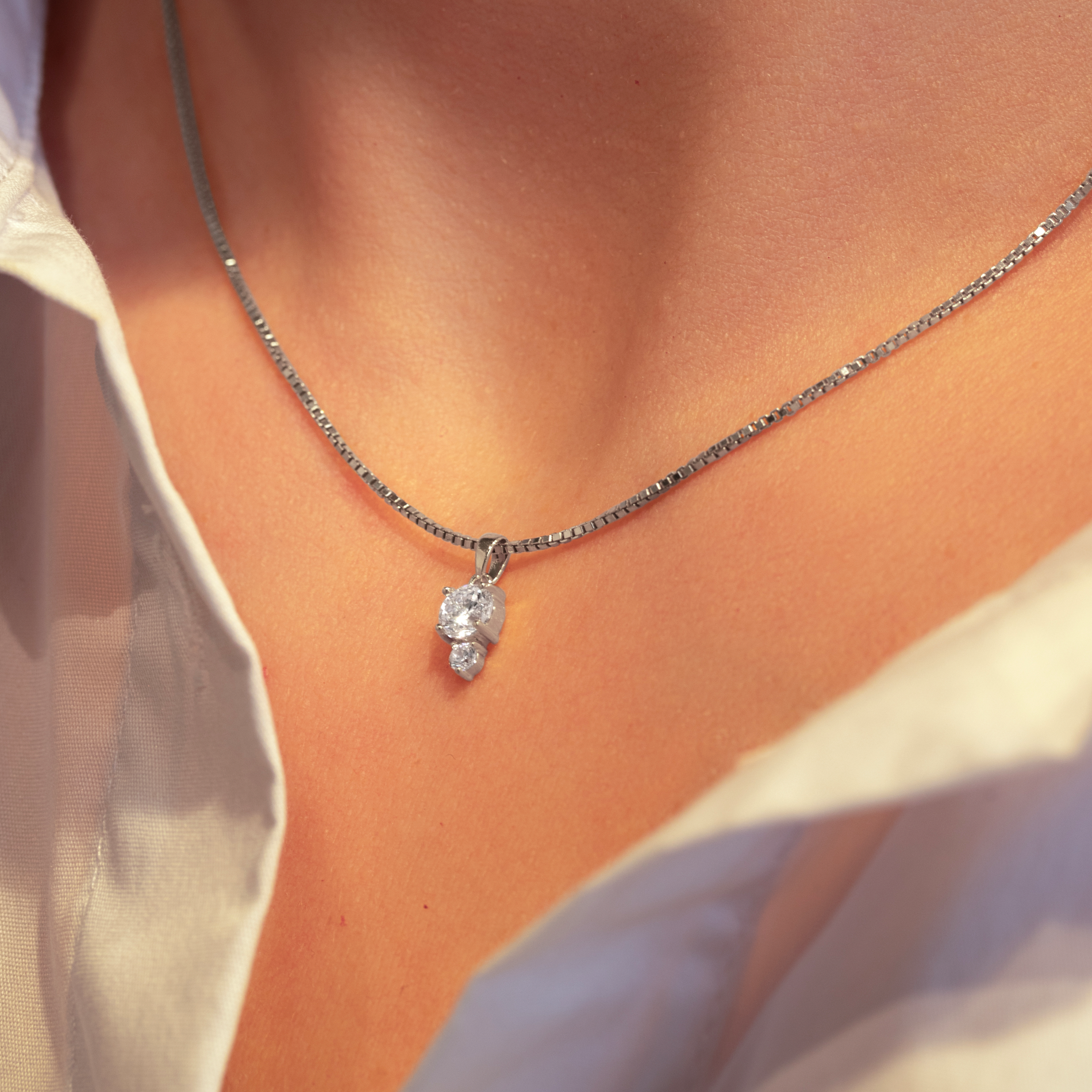 Snowdrop vedhæng i sterling sølv båret på kæde