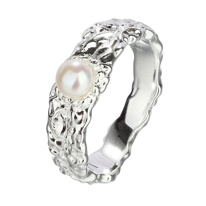 Sølv ring med ruflet overflade med hvid perle