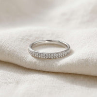 Sophie alliancering i 18 karat hvidguld med 0,25 carat hvide diamanter på lyst stof