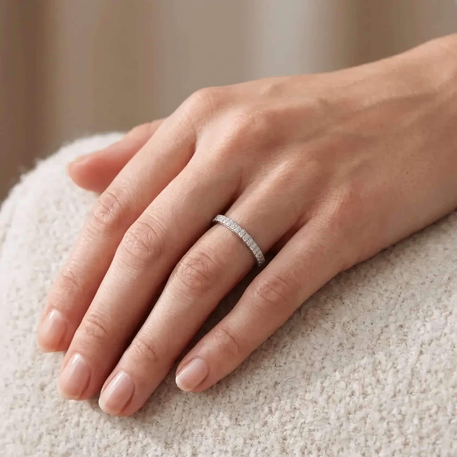 Sophie alliancering i 18 karat hvidguld med 50 hvide diamanter på hånd