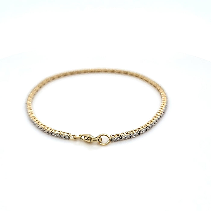 Tennisarmbånd i guld med en række diamanter i alt 1,05 carat, set bagfra