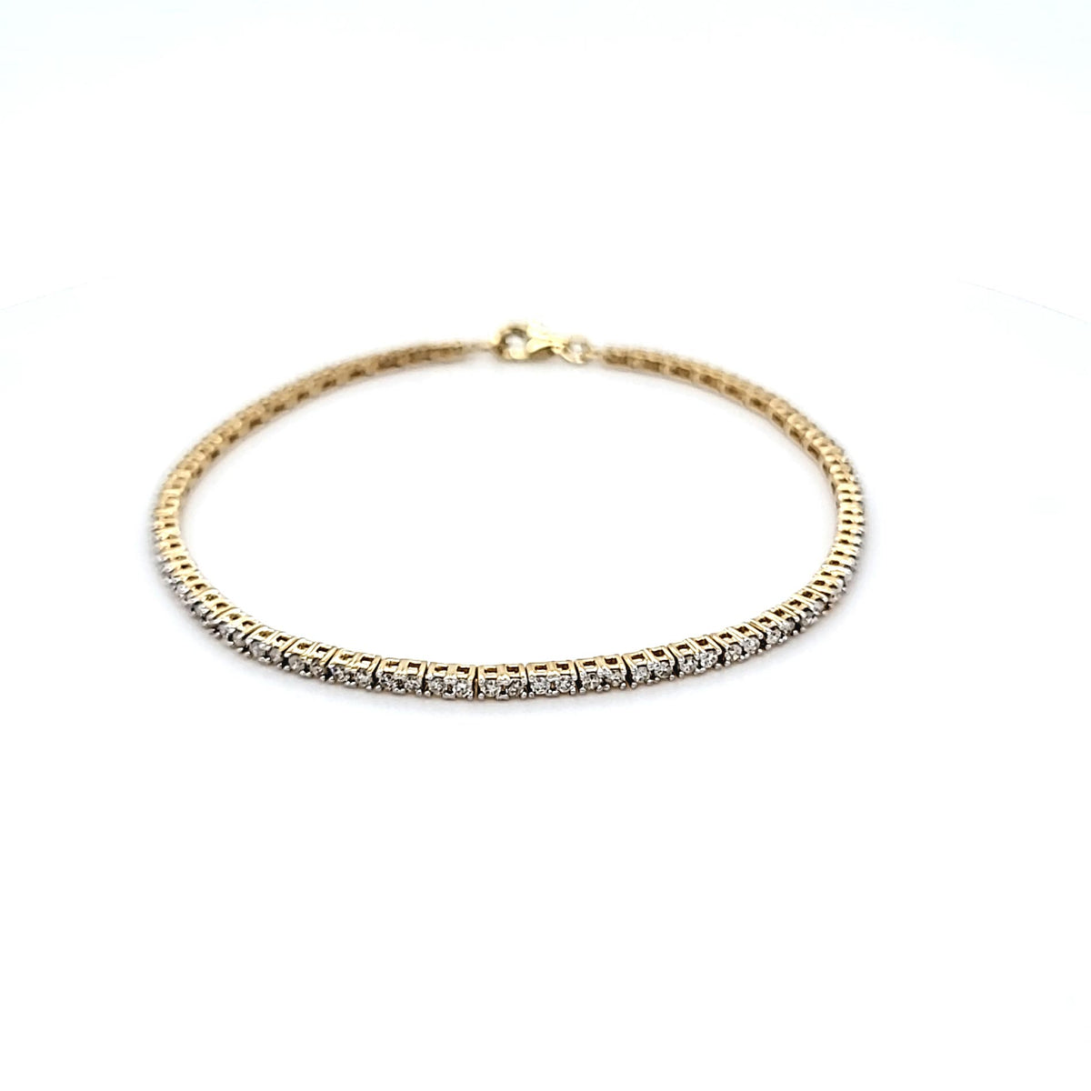 Tennisarmbånd i guld med en række diamanter i alt 1,05 carat, set forfra
