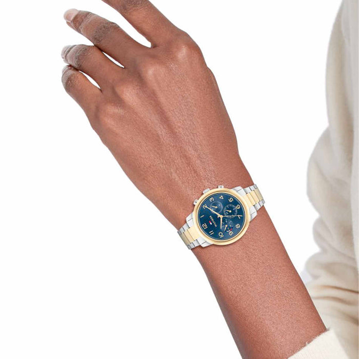 Tommy Hilfiger ur i two-tone stål med blå skive, på model