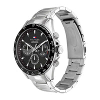 Ur fra Tommy Hilfiger i rustfrit stål med sort skive, set fra siden