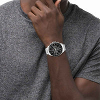 Ur fra Tommy Hilfiger i rustfrit stål med sort skive, på model