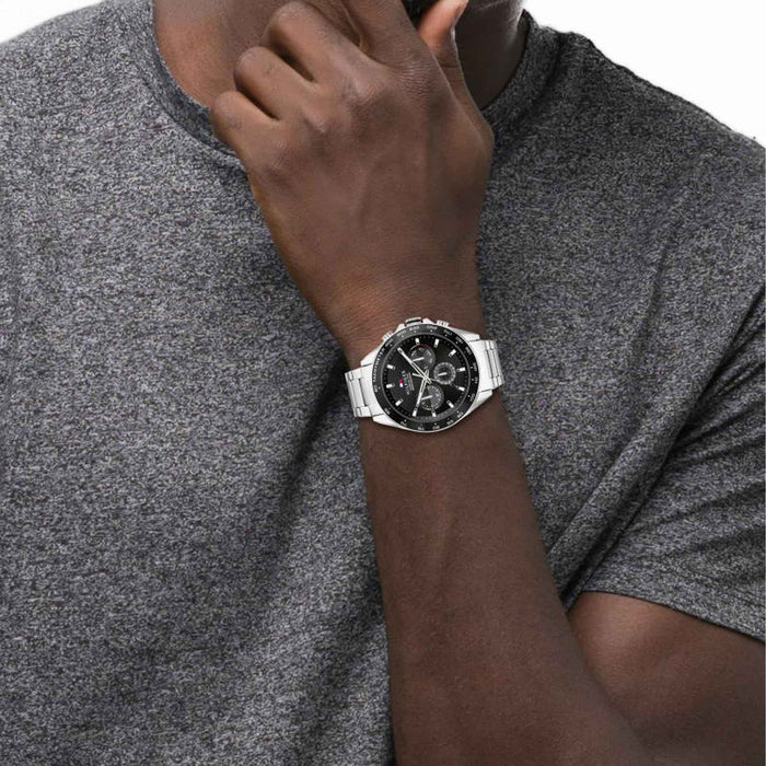 Ur fra Tommy Hilfiger i rustfrit stål med sort skive, på model