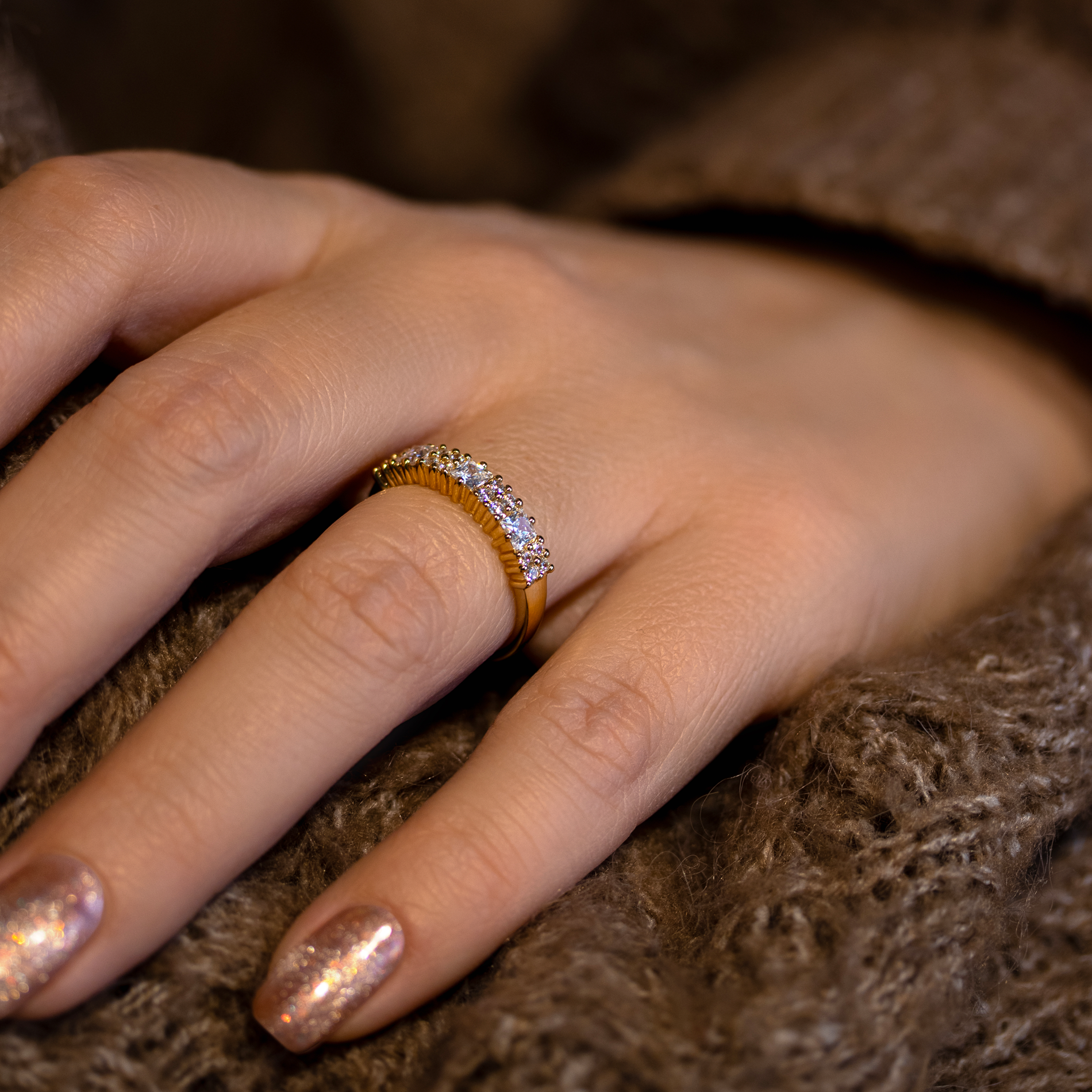 Venice ring i forgyldt sølv båret på finger
