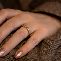 Venice ring i forgyldt sølv båret på finger
