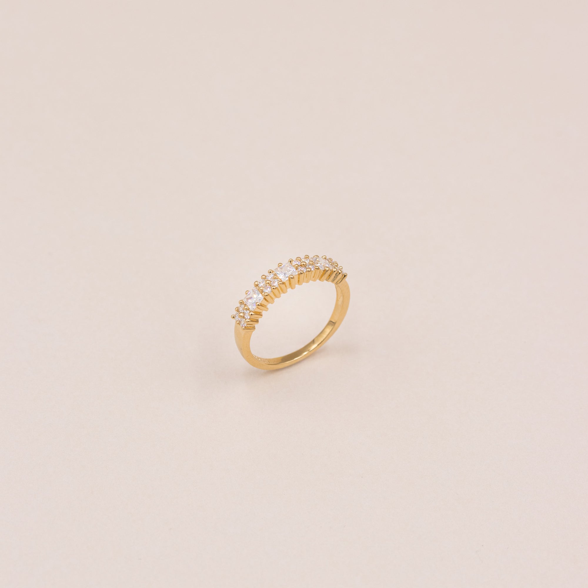 Forgyldt Venice ring med zirkonia set fra siden
