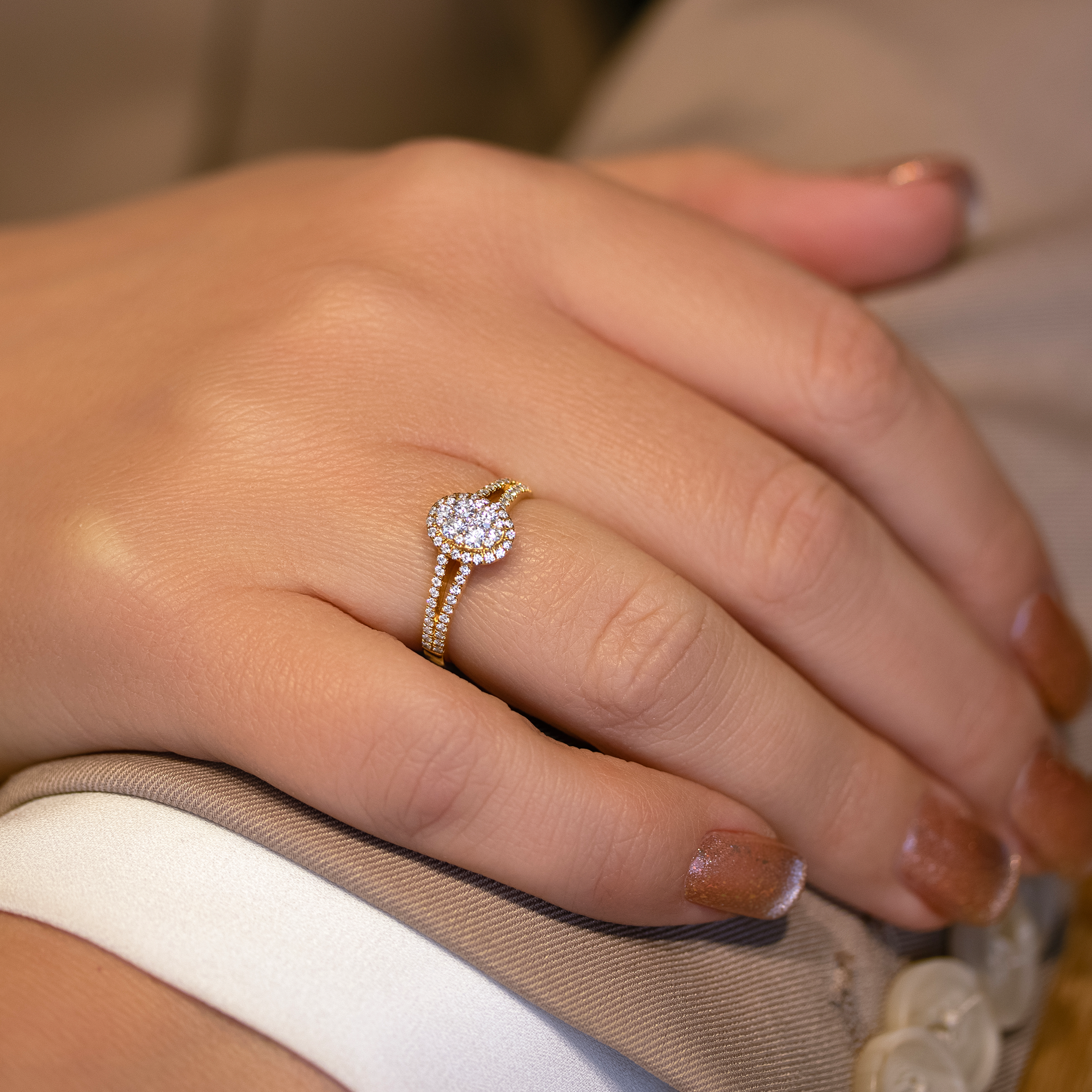 Vera ring i 18 kt. guld med diamanter vist på hånd