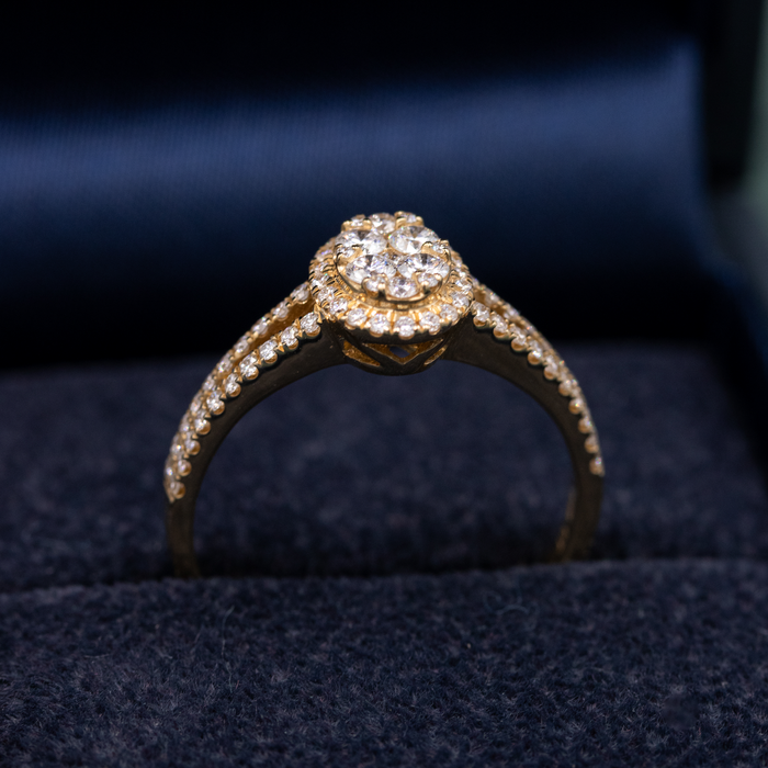 Profilbillede af Vera ring i 18 kt. guld med diamanter og elegant hævet fatning