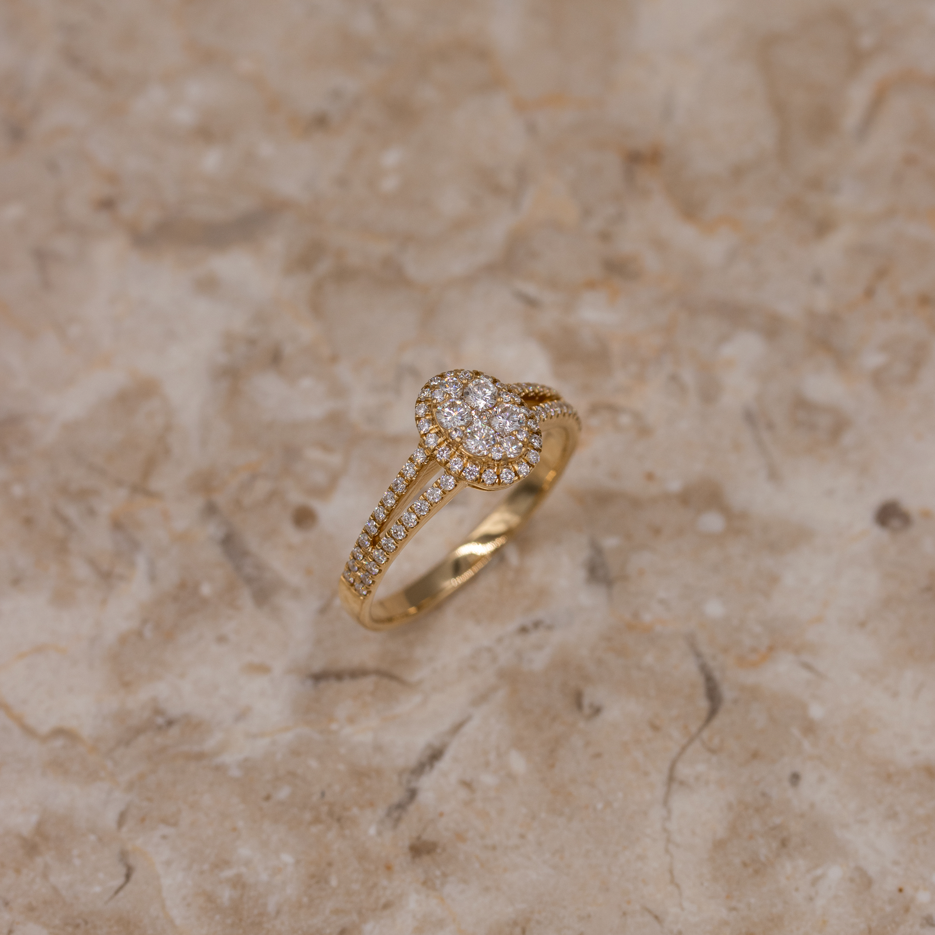 Skråt produktbillede af Vera ring i 18 kt. guld med diamanter på lys baggrund