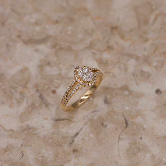 Skråt produktbillede af Vera ring i 18 kt. guld med diamanter på lys baggrund