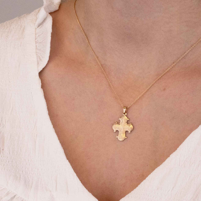 Vintage dagmarkors i 8 karat guld, på model
