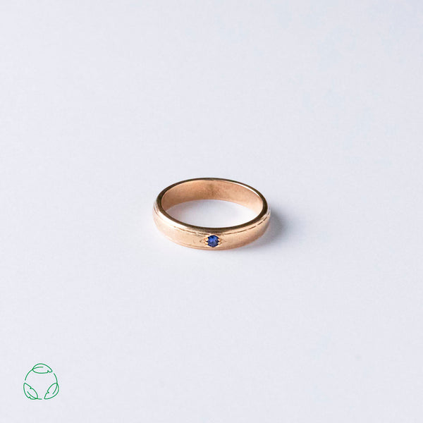 Vintage ring i 14 karat guld med en blå sten