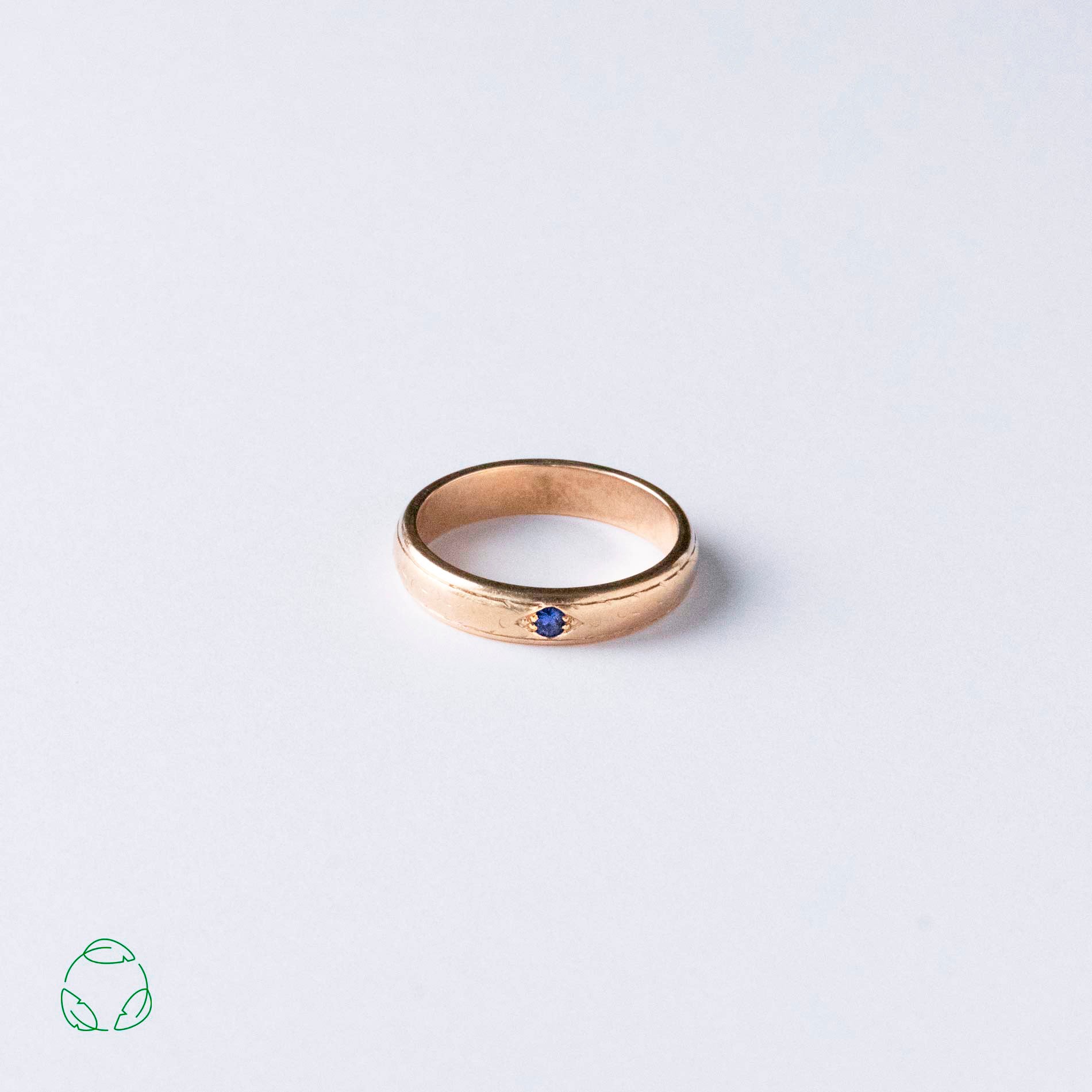 Vintage ring i 14 karat guld med en blå sten